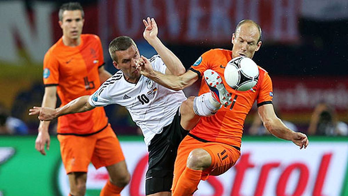 Für die Niederlande um Arjen Robben endet die EM dagegen blamabel: Mit 0 Punkten und 2:5 Toren wird Oranje hinter Deutschland, Portugal und Dänemark Gruppenletzter. Bondscoach Bert van Marwijk tritt nach dem sang- und klanglosen Ausscheiden zurück. Nachfolger Louis van Gaal soll es jetzt besser machen - vor allem gegen Deutschland