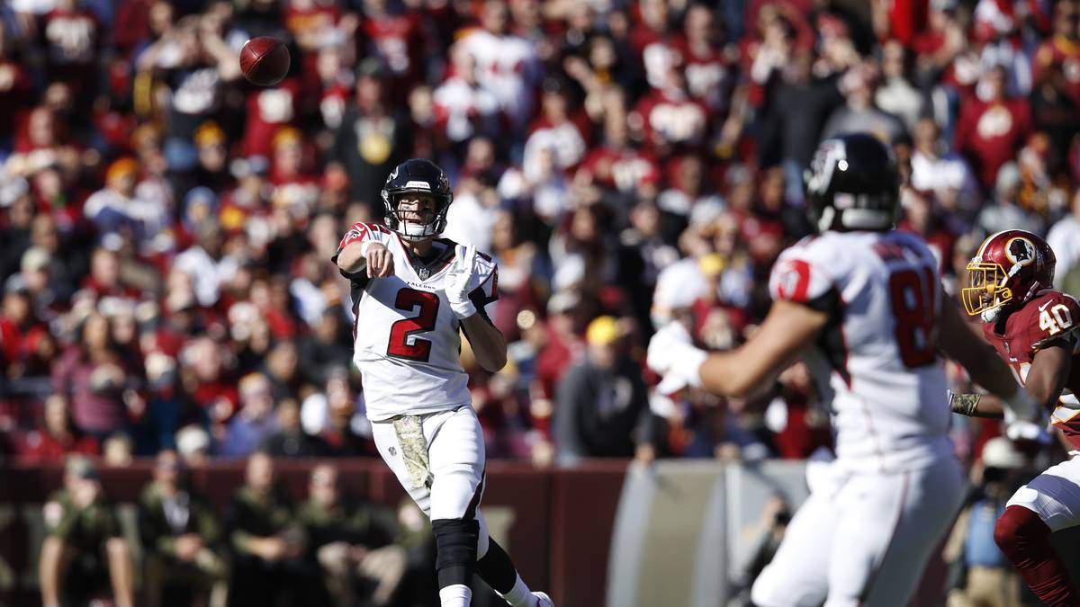 Für die Atlanta Falcons und Quarterback-Routinier Matt Ryan (m.) wird es ebenfalls schwierig. Zwar hat Atlanta die letzten drei Spiele gewonnen, nach einen schlechten Saisonstart reicht es aufgrund der harten Konkurrenz von Saints und Panthers in der NFC South nur zu Rang drei