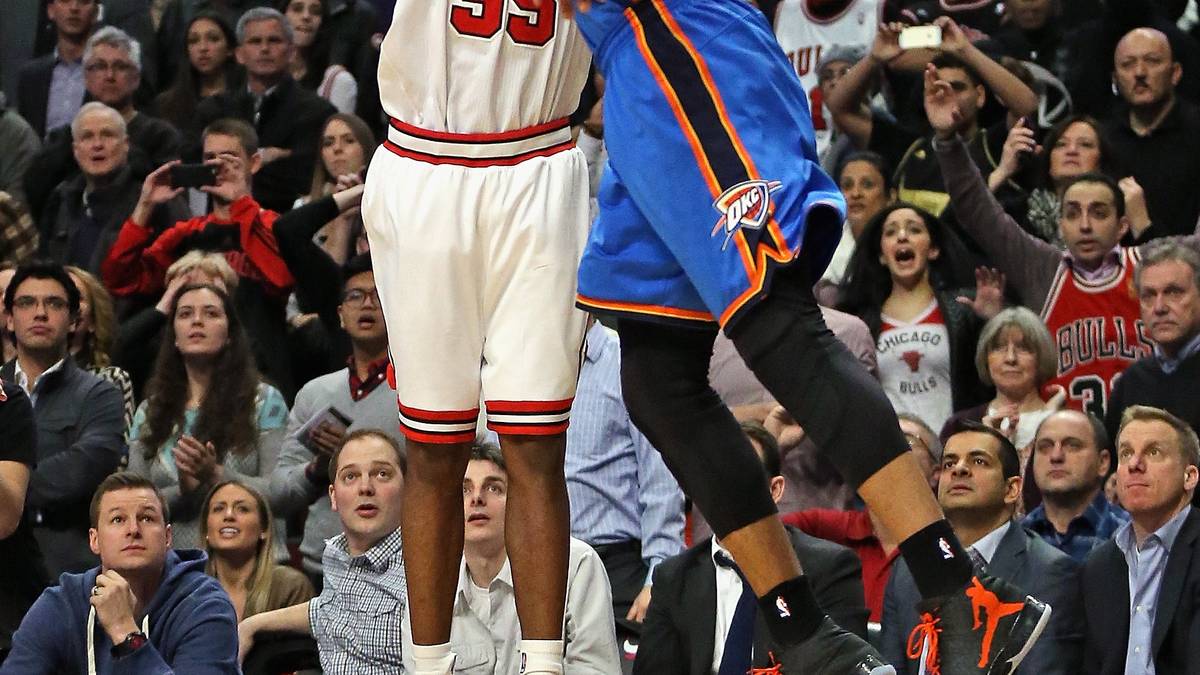 Das letzte Wort im Spiel hat aber Chicagos E'Twaun Moore - und das auch noch gegen Russell Westbrook. Mit 2,1 verbleibenden Sekunden verwandelt Moore den Dreier zum 107:105 für die Bulls