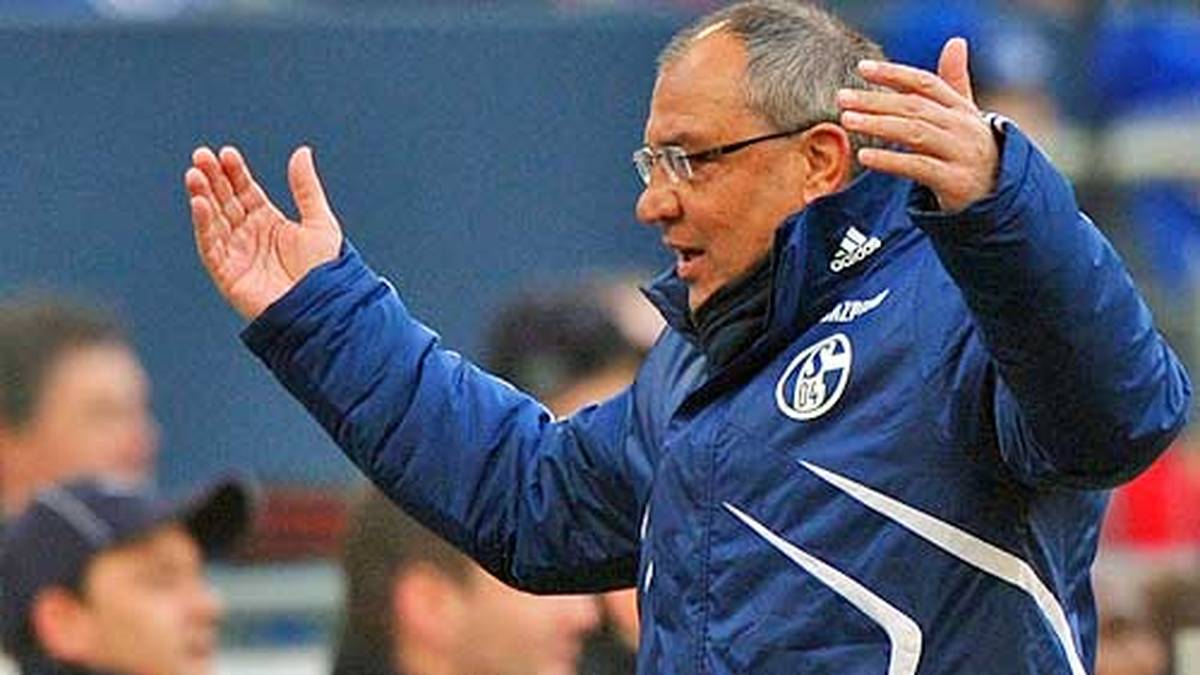 Bei seinem anschließenden Engagement auf Schalke verpasst Magath 2010 die Schale nur knapp. Ein Jahr später führt er die Königsblauen ins Endspiel des DFB-Pokals und ins Viertelfinale der Champions League - wird aber trotzdem entlassen