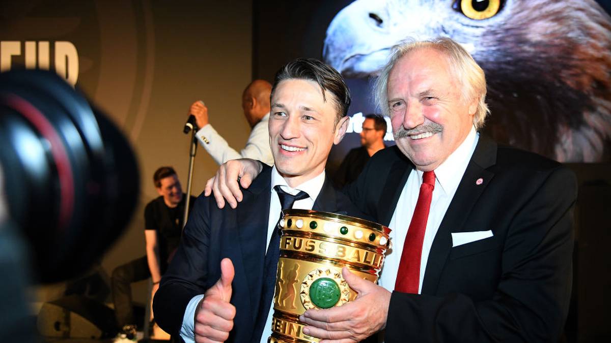 Dragoslav Stepanovic (r.) feiert Frankfurts Tirumph DFB-Pokal 2018 mit dem damaligen Eintracht-Coach Niko Kovac