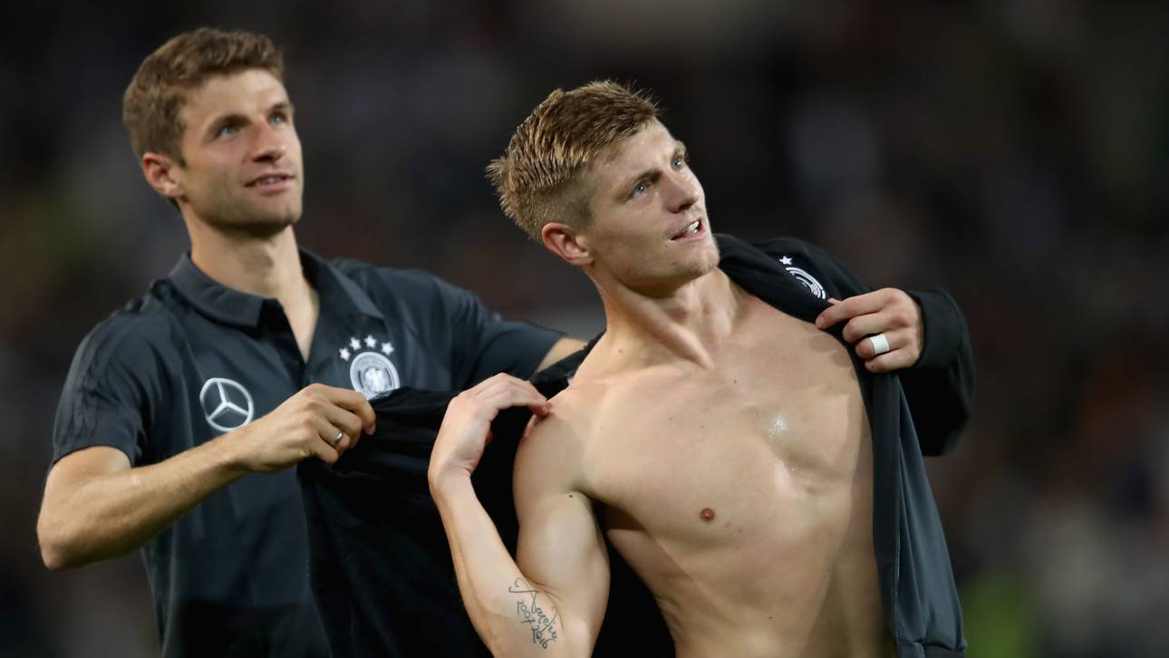 Thomas Müller und Toni Kroos verstehen sich auch abseits des Platzes