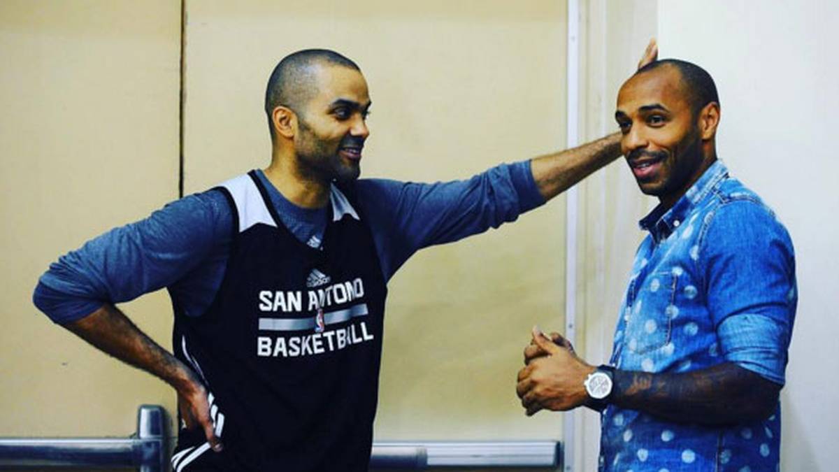 Hoher Besuch bei den San Antonio Spurs: Vor dem Duell mit den Los Angeles Clippers schaut Ex-Fußballer Thierry Henry bei den Texanern vorbei und plaudert mit Landsmann Tony Parker