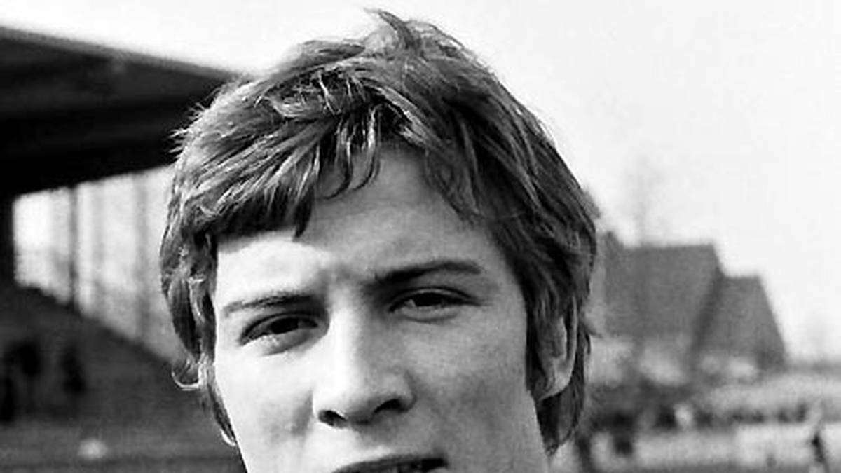 Von 1975-1981 ist die Zweite Bundesliga zweigleisig. Im Süden ist 1981 der Darmstädter Horst Neumann mit 27 Treffern am torgefährlichsten