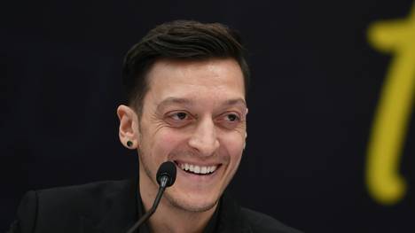 Mesut Özil vor Debüt für Fenerbahce