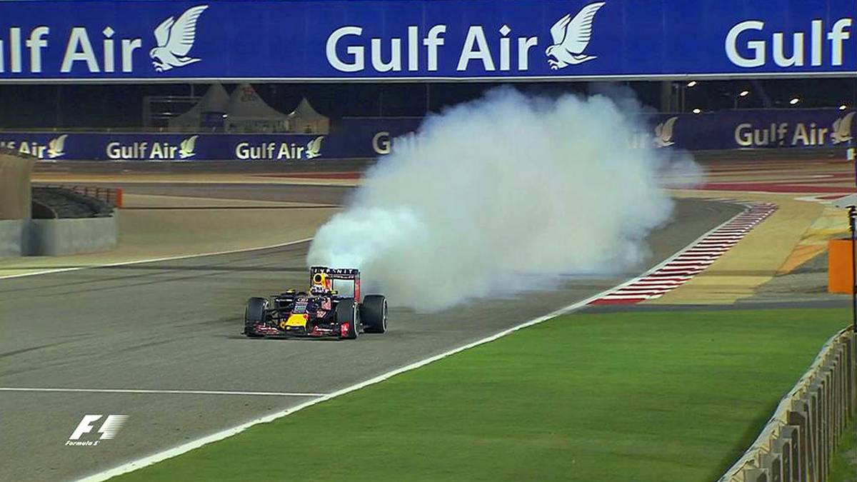 Daniel Ricciardo kommt im Red Bull in Bahrain mit rauchendem Motor ins Ziel