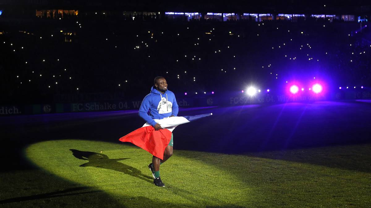 Trotz der Anschläge haben sich Asamoah und Schalke entschieden, das Spiel wie geplant stattfinden zu lassen., "aber wir wollen diesen Leuten nicht die Chance geben, uns das Leben kaputt zu machen. Wir machen weiter, trotz des Terrors", erklärt Asamoah bei SPORT1