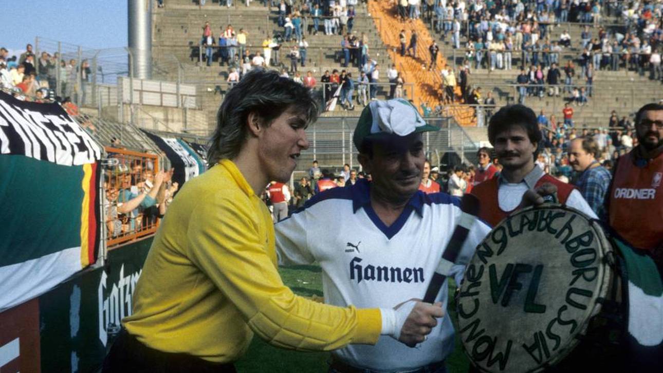 Torwart Uwe Kamps (l.) mit Kult-Trommler Manolo 