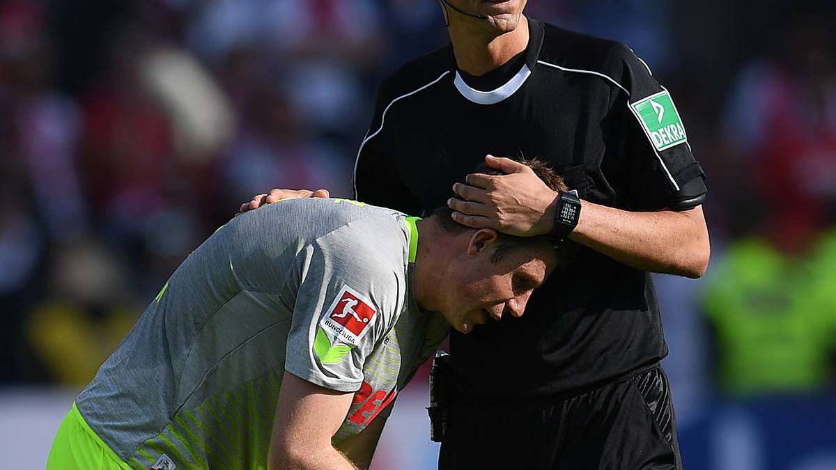 Enttäuschung, Verzweiflung, Trauer - der Abstieg des 1. FC Köln ist besiegelt. Schiedsrichter Deniz Aytekin muss den aufgelösten Dominique Heintz