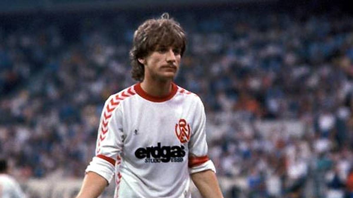 Wesentlich bekannter war sein Pendant im Norden: Frank Mill hatte wenig Grund zum Verzweifeln, am Ende schießt er 40 Tore für Rot-Weiss Essen