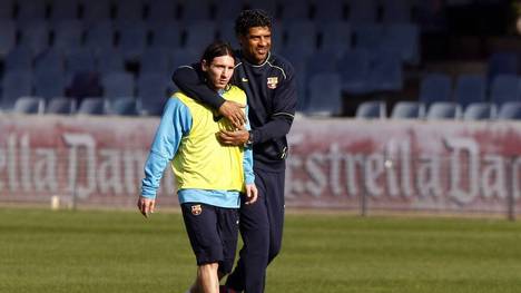 Lionel Messi (l.) und Frank Rijkaard (r.) beim FC Barcelona 