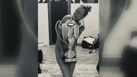 So langsam kann man von einer Tradition sprechen, die Weltklasse-Zuspielerin Joanna Wolosz feiert den Champions-League-Titel auf ihren Sozialen Kanälen wie bereits frühere Titel nackt.