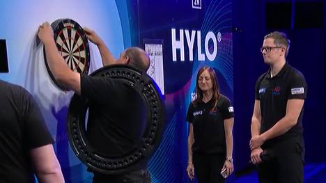 Was für eine kuriose Szene: Liam Maendl-Lawrance lässt bei der Super League eine Pfeilspitze im Board zurück. Es folgt ein kleines Intermezzo inklusive Einsatz der Wasserwaage. Dabei wird Maendl-Lawrance zum Wiederholungstäter.