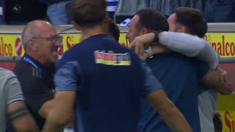 Duisburgs Trainer Dietmar Hirsch bejubelt das späte 2:1 gegen Ulm ausgiebig. Der MSV grüßt von der Tabellenspitze.