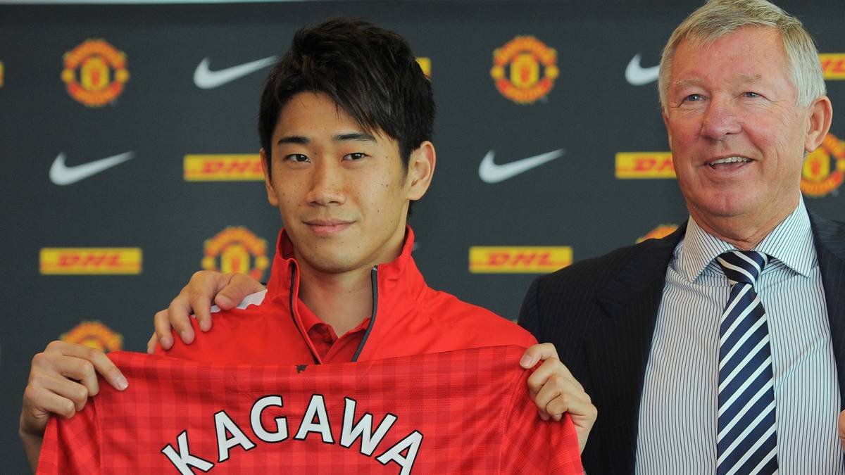 Manchester United's new signing Japanese midfielder Shinji Kagawa (L) attends a press conference with Manchester United manager Alex Ferguson at Old Trafford in Manchester, north-west England, on July 12, 2012.  Kagawa, having been ruled out of the Olympic football tournament in London, is set to feature in United's pre-season tour of South Africa and China. AFP PHOTO/ANDREW YATESRESTRICTED TO EDITORIAL USE. No use with unauthorized audio, video, data, fixture lists, club/league logos or “live” services. Online in-match use limited to 45 images, no video emulation. No use in betting, games or single club/league/player publications.        (Photo credit should read ANDREW YATES/AFP/GettyImages)