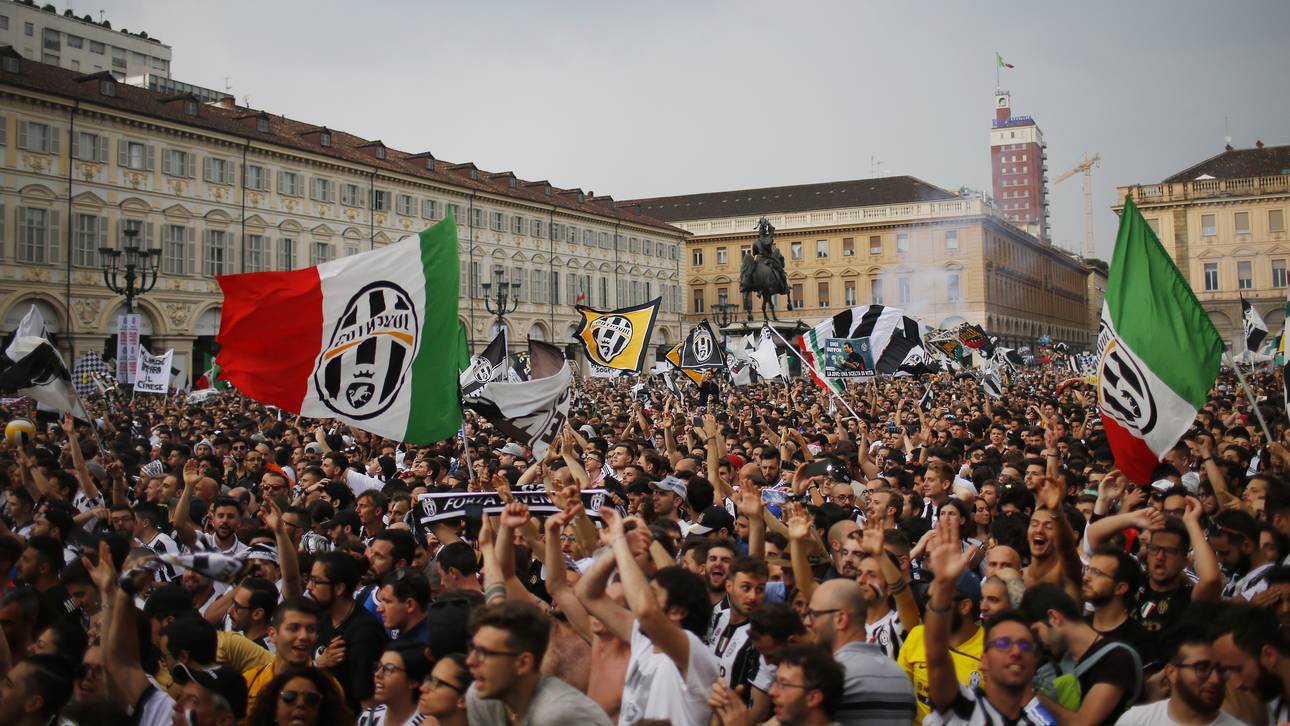 FBL-EUR-C1-JUVENTUS-FANS