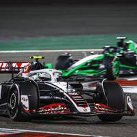 Max Verstappen setzt direkt zu Beginn der neuen Saison ein Ausrufezeichen. In Bahrain ist dem Weltmeister keiner gewachsen. Für Nico Hülkenberg platzt der Traum von Punkten bereits unmittelbar nach dem Start.