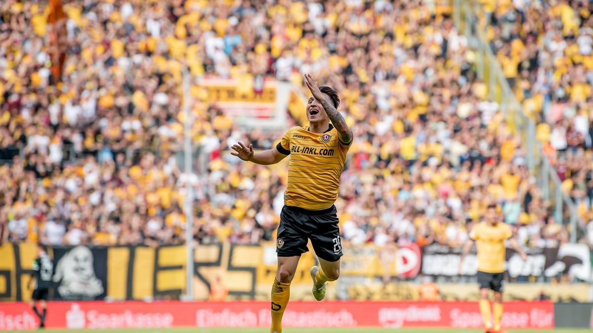 FUSSBALL - DYNAMO DRESDEN: Acht DDR-Meisterschaften sowie sieben DDR-Pokalsiege machten Dynamo zu einem der erfolgreichsten Ost-Vereine. Auch international war der Verein in 98 UEFA-Pokal-Spielen vertreten. Nach der Wiedervereinigung Deutschlands spielte die Mannschaft von 1991 bis 1995 in der Bundesliga