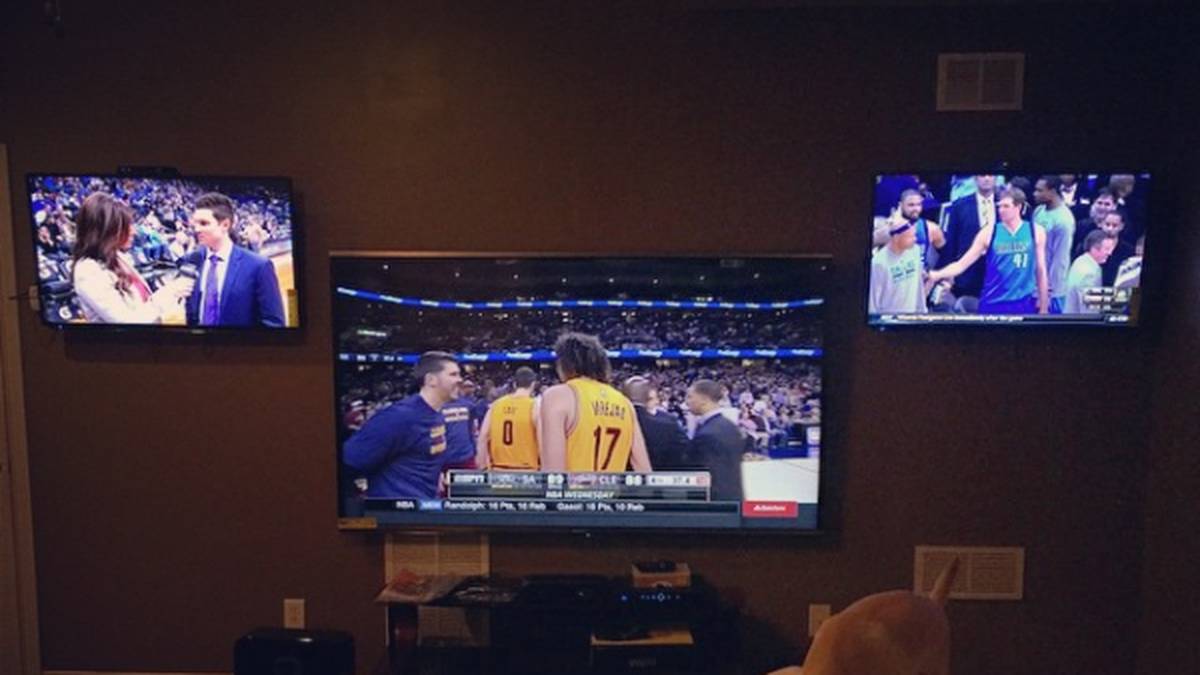 Aller guten Dinge sind drei! An spielfreien Tagen während der Saison schaut er sich gleich auf mehreren TV-Geräten NBA-Spiele an