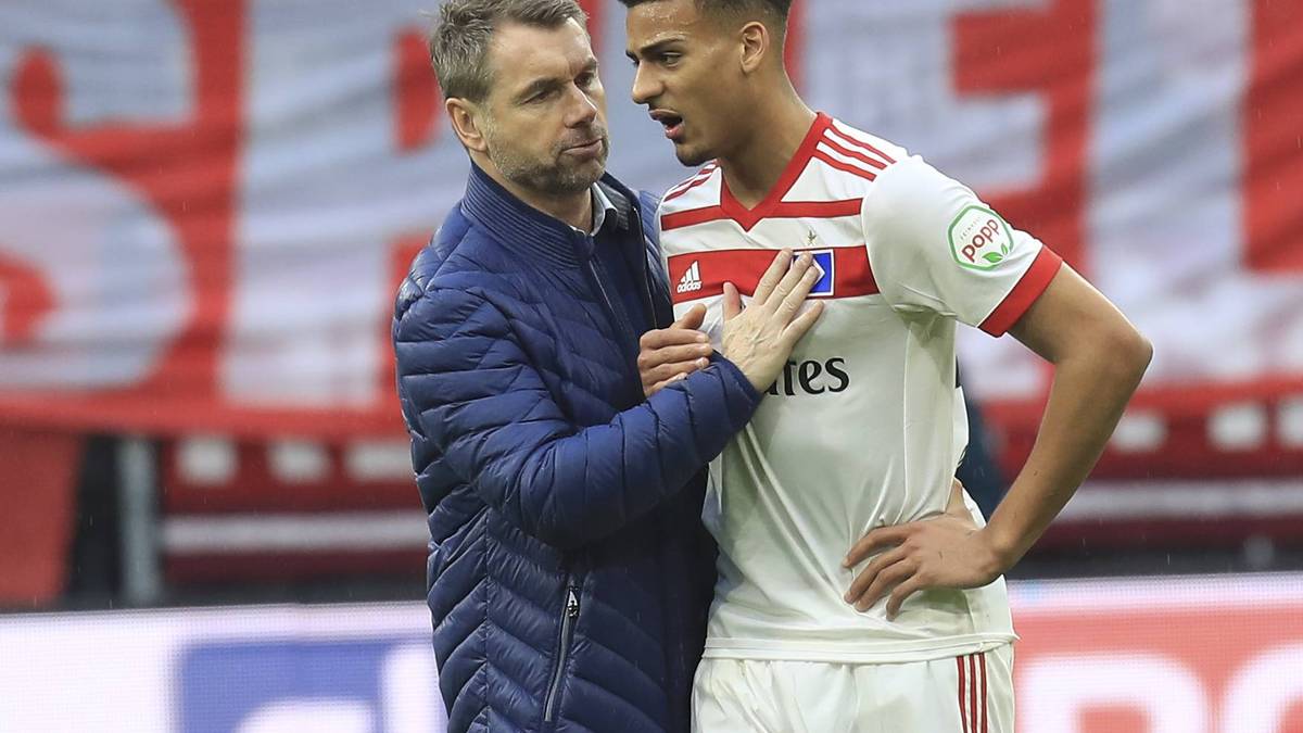 PLATZ 6 - JOSHA VAGNOMAN: HSV-Trainer Bernd Hollerbach verhilft Vagnoman beim 0:6 gegen den FC Bayern am 10. März 2018 zu seinem Bundesliga-Debüt. Der Linksverteidiger ist damit der jüngste Bundesliga-Spieler aller Zeiten beim HSV. Bislang hielt diesen Rekord Jonathan Tah. Vagnoman feiert sein Debüt im Alter von 17 Jahren, 2 Monaten und 27 Tagen