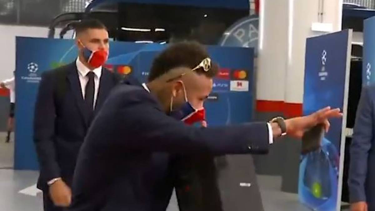 In Lissabon kommen die Stars des Abends im Stadion an. PSG-Profi Neymar, noch gut gelaunt, tanzt fröhlich in die Katakomben.