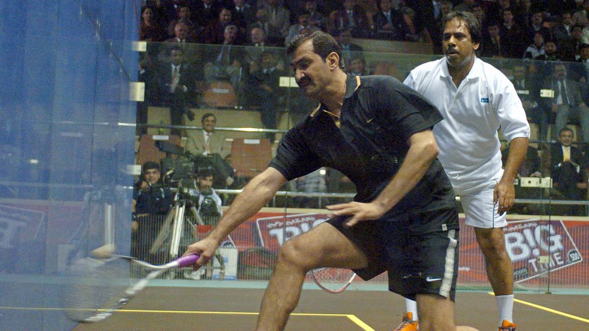 JAHANGIR KHAN (r.): Der Pakistani dominierte den Squashsport in den 80er Jahren und blieb in 555 Spielen nacheinander unbesiegt - bis heute Weltrekord. Mit 17 Jahren wurde er bereits Weltmeister und gewann insgesamt 61 Titel. Von 2002 bis 2008 führte er die World Squash Federation als Präsident an