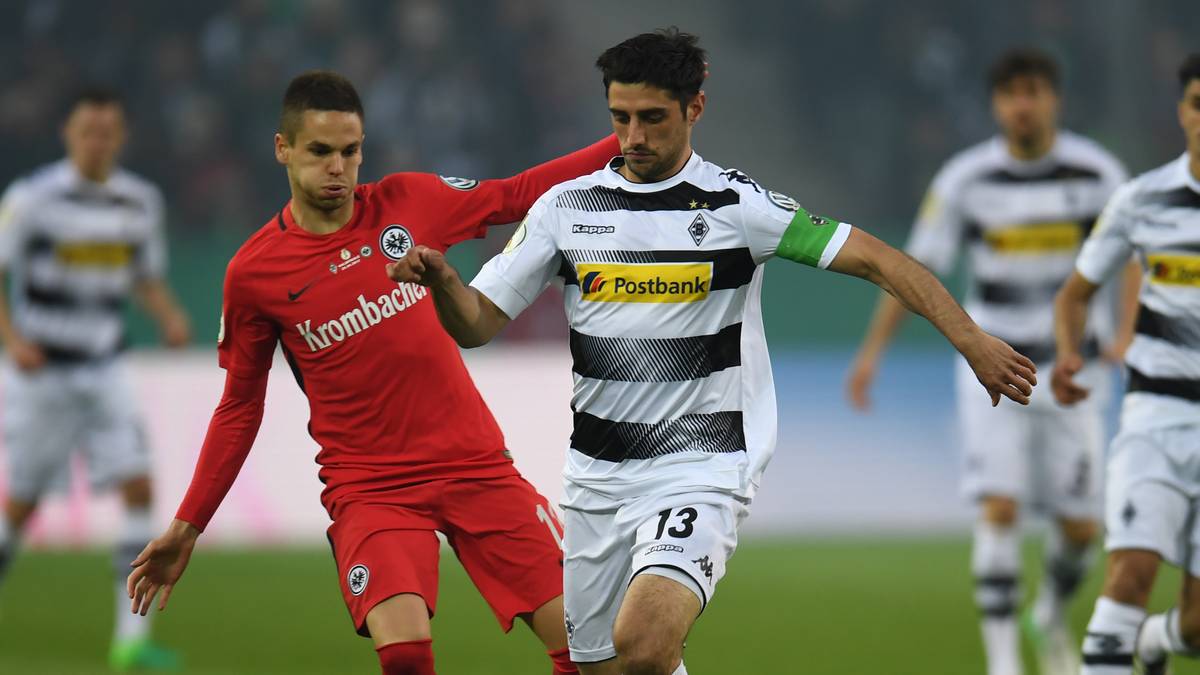 Den besseren Start erwischt die Eintracht. Der frühere Gladbacher Branimir Hrgota rutscht an einer gefährlichen Hereingabe aber vorbei