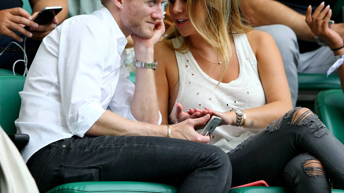 Oberschenkelprobleme stoppen Wolfsburgs Weltmeister Andre Schürrle noch. Das Spiel seiner Mannschaft gegen Eintracht Frankfurt erlebt er darum zusammen mit Freundin Montana Yorke von der Tribüne aus