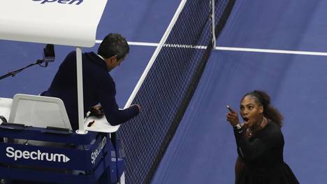 NEW YORK, NY - SEPTEMBER 08:  Serena Williams diskutiert mit Schiedsrichter Carlos Ramos im Damen-Finale der US Open gegen Naomi Osaka imUSTA Billie Jean King National Tennis Center  am September 8, 2018 in the Flushing neighborhood of the Queens borough of New York City.  (Photo by Jaime Lawson/Getty Images for USTA)