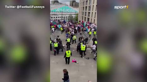 In London stimmen sich Zehntausende Fans auf das EM-Finale zwischen England und Italien ein. Rund um das Stadion kommt es zu unschönen Szenen.