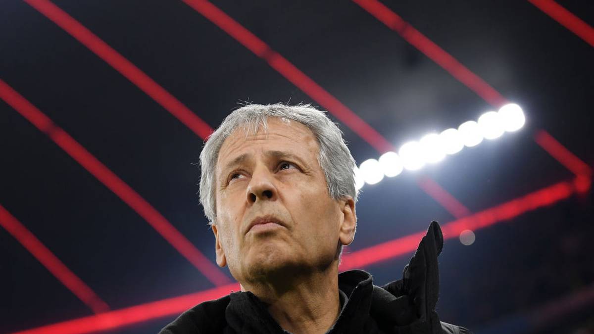 MUNICH, GERMANY - NOVEMBER 09: Lucien Favre, Head Coach of Borussia Dortmund looks on prior to the Bundesliga match between FC Bayern Muenchen and Borussia Dortmund at Allianz Arena on November 09, 2019 in Munich, Germany. (Photo by Sebastian Widmann/Bongarts/Getty Images)