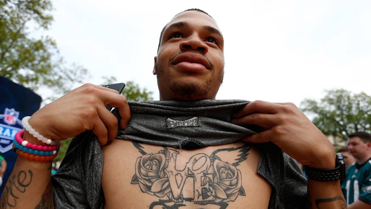 Die heimischen Fans sind natürlich zahlreich vertreten. Ein Fan präsentiert sein Eagles-Tattoo auf der Brust