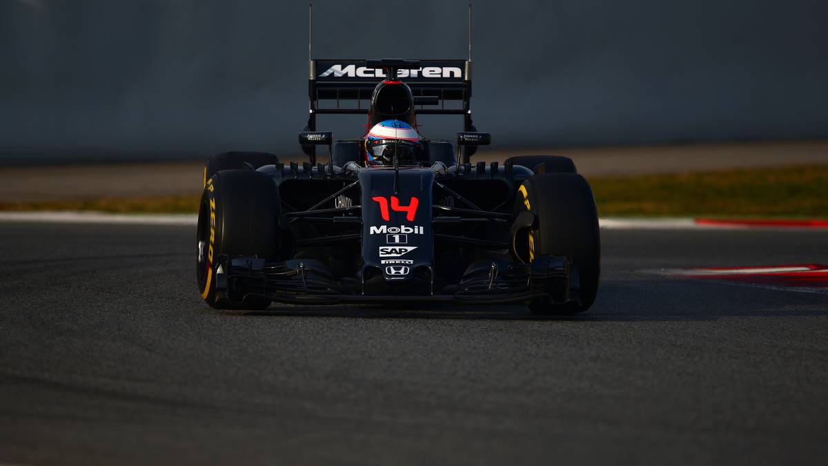 Von Rundenzeiten wie Ferrari oder der Standfestigkeit des Mercedes kann Fernando Alonso nur träumen. Der spanische Ex-Weltmeister muss die Tests am Donnerstag wegen technischer Probleme am neuen McLaren vorzeitig abbrechen