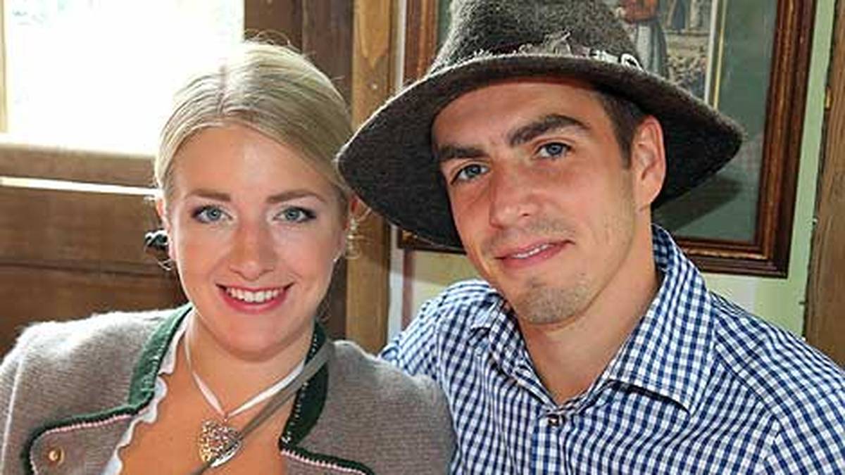 Privat hat Philipp Lahm sein Glück dagegen gefunden: Im Sommer 2010 heiratet er seine Claudia, zwei Jahre später bekommen die beiden einen Sohn
