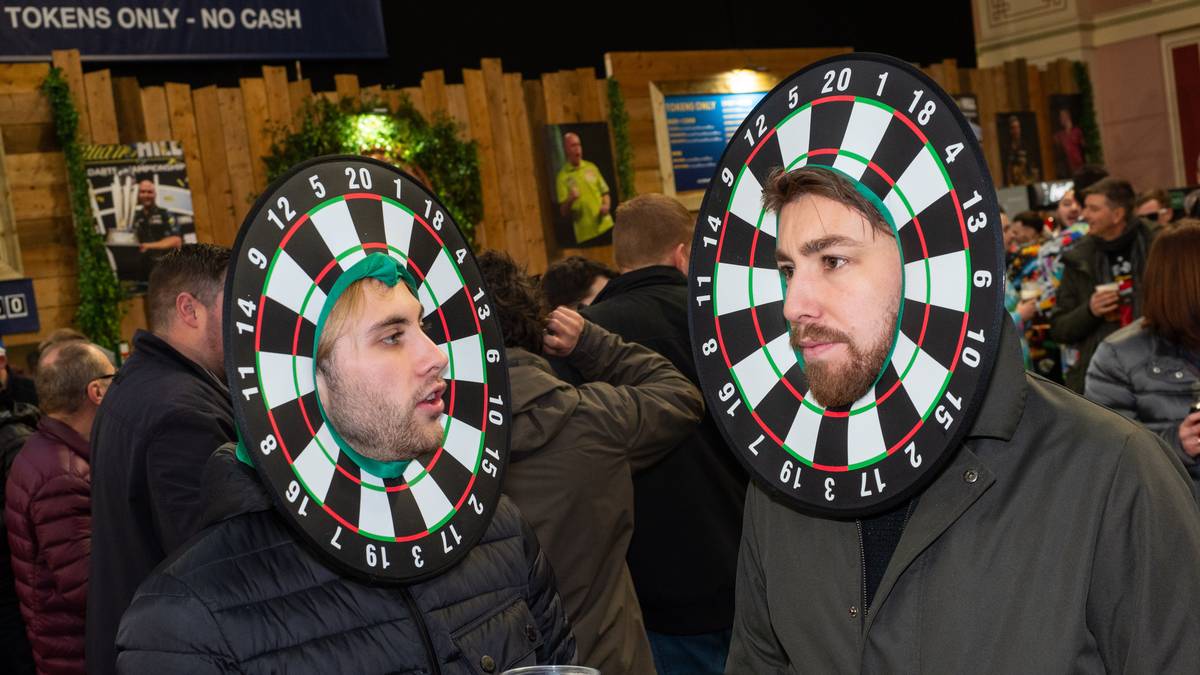 Diese Zuschauer haben sich Dartscheiben auf den Kopf gesetzt. Hoffentlich wirft niemand mit Pfeilen auf das Ziel