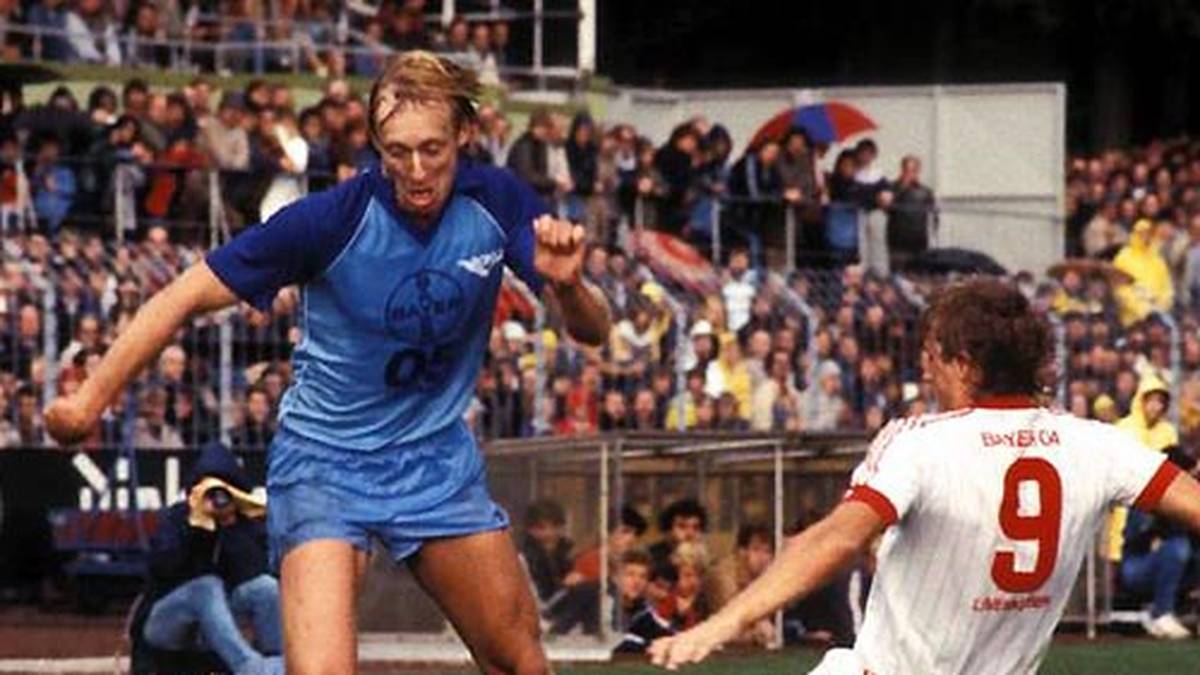 Und mal wieder ein Bielefelder: Christian Sackewitz (l., hier für Uerdingen) locht 1980 im Norden sage und schreibe 35 mal ein