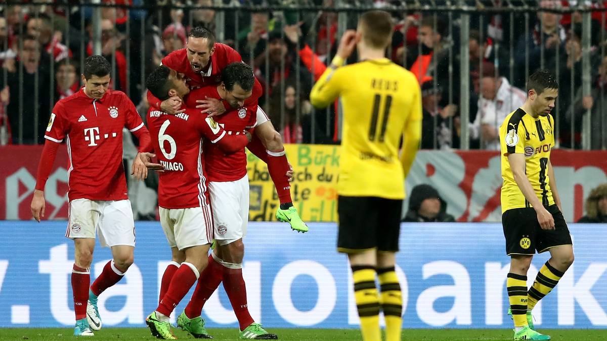 Und dann schlägt Mats Hummels zu... Der Ex-Kapitän des BVB vollendet eine Vorlage von Franck Ribery zur Führung der Bayern. Der Rekordmeister hat das Spiel damit gedreht 