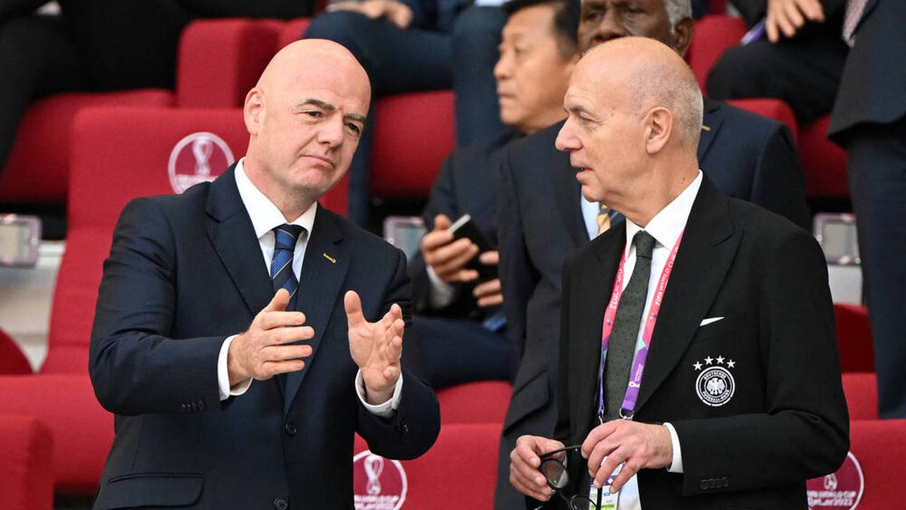 FIFA-Präsident Gianni Infantino (l.) bei der WM 2022 im Austausch mit DFB-Präsident Bernd Neuendorf