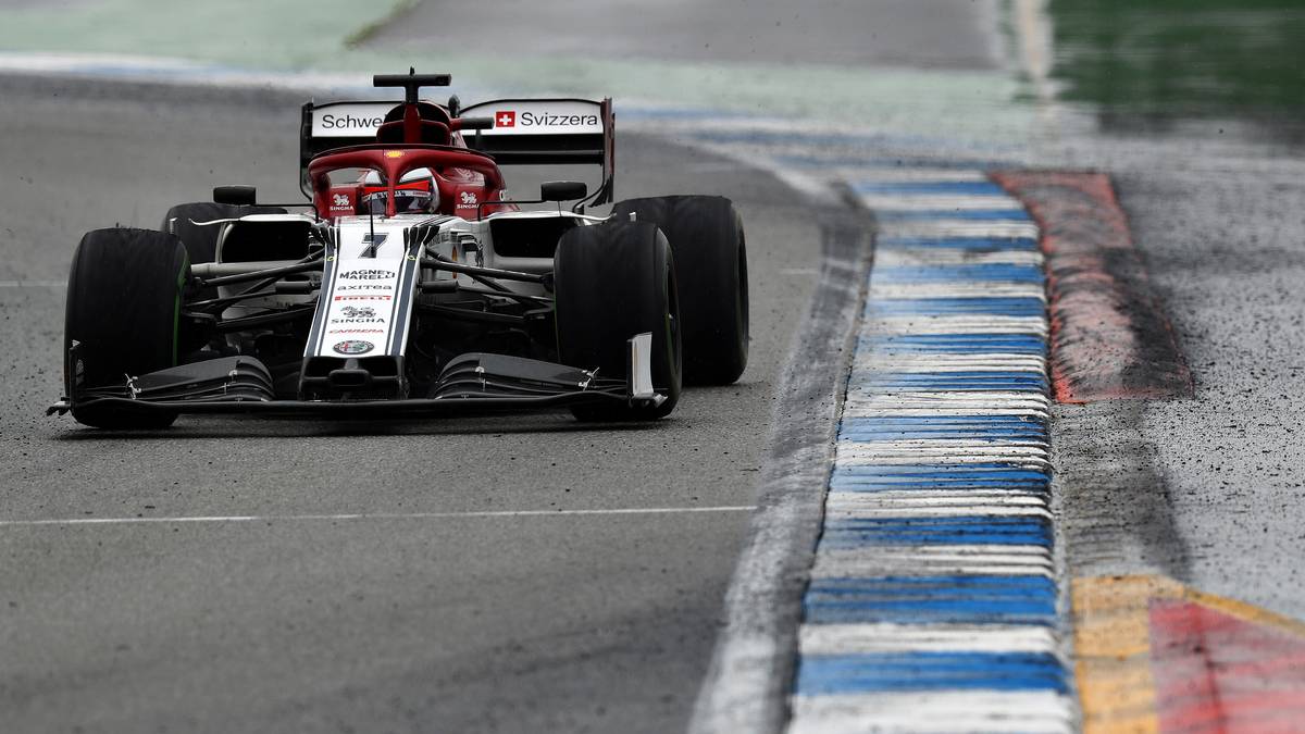 ALFA ROMEO – Wenn die Großen stolpern, bietet sich den Kleinen die Chance zu glänzen. Räikkönen schafft das phasenweise, vor allem zu Beginn, aber am Ende gehen der Finne und Teamkollege Giovinazzi mit den Plätzen 12 + 13 leer aus. Damit liegen sie sogar hinter den beiden Williams