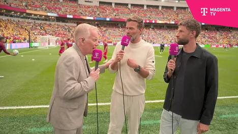 Thomas Müller äußert sich zu Jürgen Klopp als möglichem neuen Bundestrainer und spricht auch darüber, worauf es in Zukunft ankommen wird. Auch Jürgen Klopp selbst geht auf dieses Thema ein.