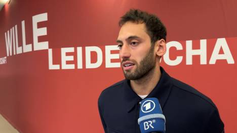 Inter Mailand gewinnt gegen den FC Bayern das Hinspiel im Viertelfinale der Champions League. Nach dem Spiel spricht Inter-Star Hakan Calhanoglu unter anderem über den Abschied von Thomas Müller vom FC Bayern. 