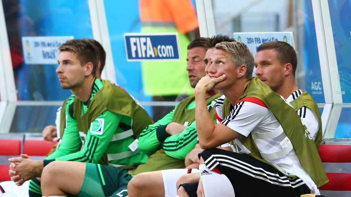 Zum Saisonende beginnt für Schweinsteiger ein Wettlauf gegen die Zeit: Der Bayern-Profi will unbedingt für die WM in Brasilien fit werden. Bei Turnierbeginn bleibt Schweinsteiger aber nur ein Platz auf der Bank. Der Körper macht noch nicht mit