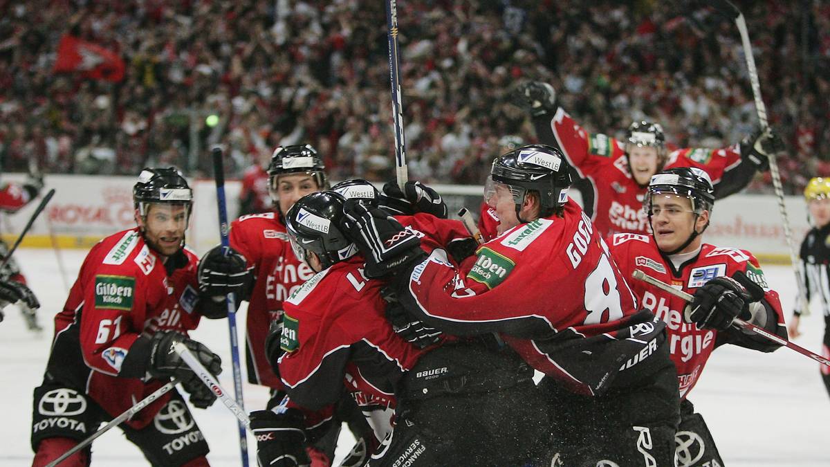 Zunächst führte die DEG in der Serie mit 2:1, in Köln in Spiel vier zudem mit 4:3. Doch dann kam Bill Lindsay: Der Nordamerikaner traf 56 Sekunden vor der Sirene zum 4:4, in der dramatischen Verlängerung nach 10 Minuten und 38 Sekunden schließlich zum 5:4