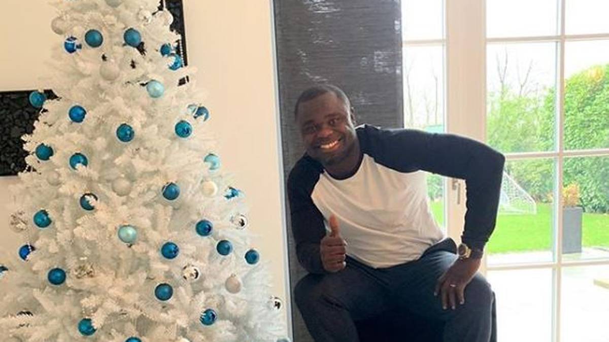 Blau und Weiß ein Leben lang - dieses Motto befolgt Ex-Schalke-Fußballer Gerald Asamoah augenscheinlich bis heute. Der Manager der U23 von S04 hat deshalb sogar den Weihnachtsbaum in den entsprechenden Farben dekoriert