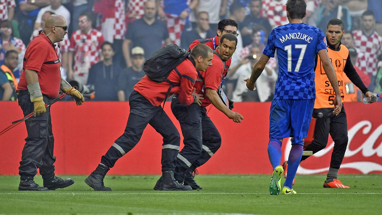 Pyro-Eklat: Böller reißt Ordner um