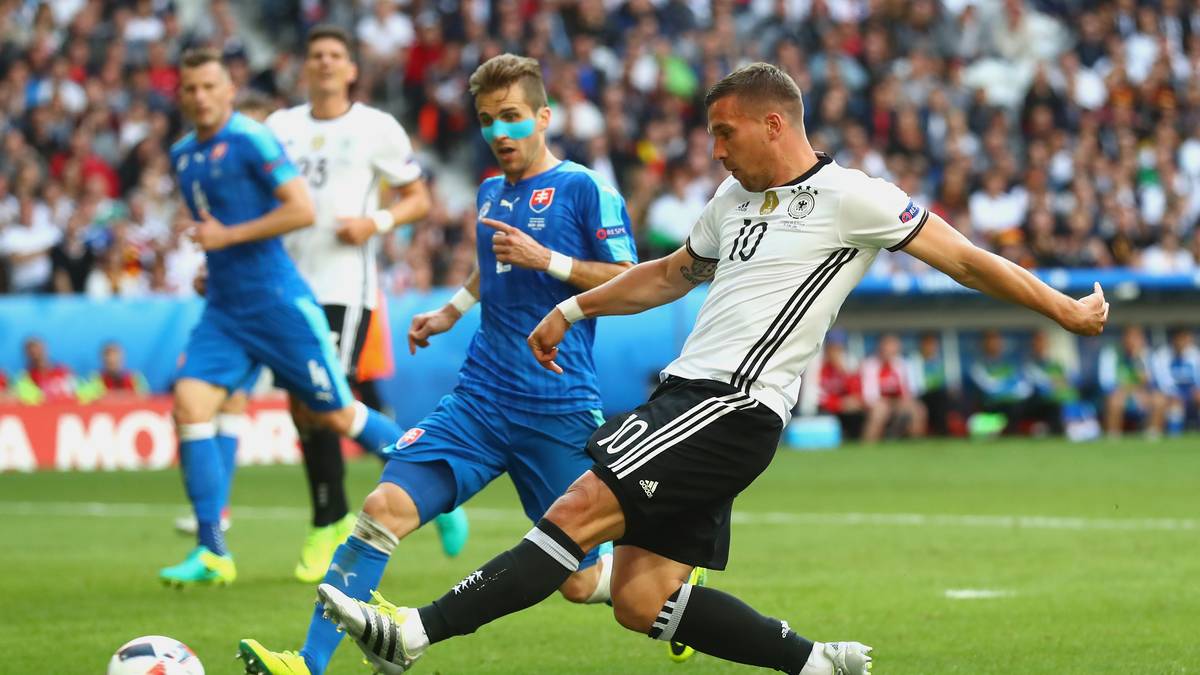 Natürlich sind auch zahlreiche aktive und ehemalige Fußballprofis mit von der Partie, zum Beispiel Nationalspieler Lukas Podolski (r.)