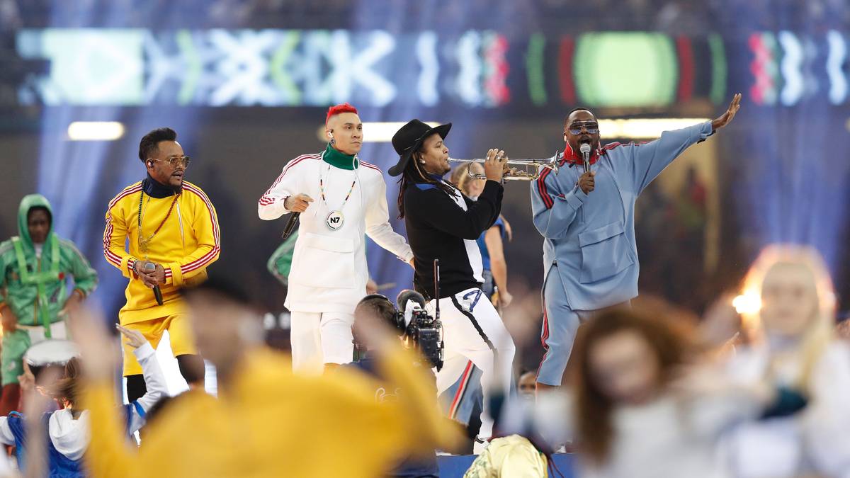 Doch bevor es ans Eingemachte geht, treten die Black Eyed Peas zum (mittlerweile) obligatorischen Musik-Act an. Der Anpfiff verzögert sich deshalb etwas