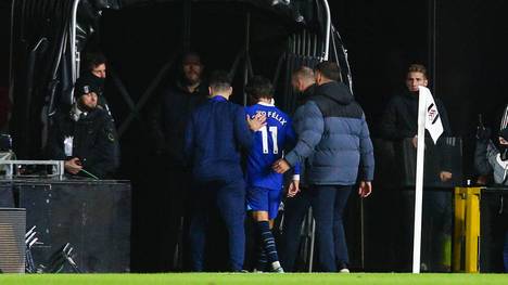 Bei seinem Chelsea-Debüt muss Joao Félix nach einem rüden Foul frühzeitig duschen gehen. Trainer Graham Potter reagiert auf der anschließenden Pressekonferenz.