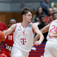 Die Telekom Baskets Bonn und Bayern München bleiben Tabellenführer ALBA Berlin in der Basketball-Bundesliga dicht auf den Fersen.