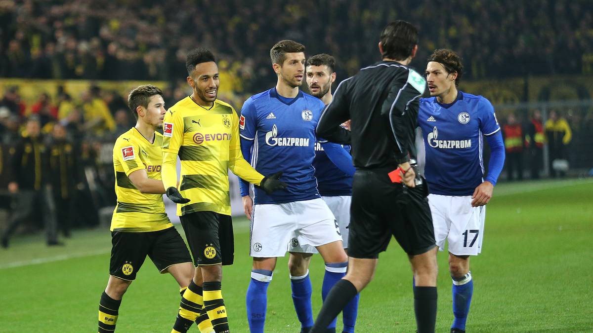 Beim denkwürdigen Derby gegen Schalke kassiert er nach einem Foul gegen Amine Harit eine unnötige Gelb-Rote Karte und trägt damit entscheidend dazu bei, dass dem BVB eine 4:0-Führung noch entgleitet (Endstand 4:4)